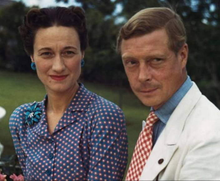 Eduardo VIII de Inglaterra<br/><br/>En 1936 Eduardo VIII de Inglaterra abdicó al trono por el amor de una actriz estadounidense: Wallis Simpson, la diferencia de ella y Meghan es que Wallis estaba en proceso de divorcio.<br/>Su reinado ha sido uno de los más cortos, fue coronada en enero de 1936 y en diciembre del mismo año estaba presentando su renuncia a la corona, dejando libre el camino para que su hermano menor (el padre de la reina Isabel II) se convirtiera en rey.<br/>