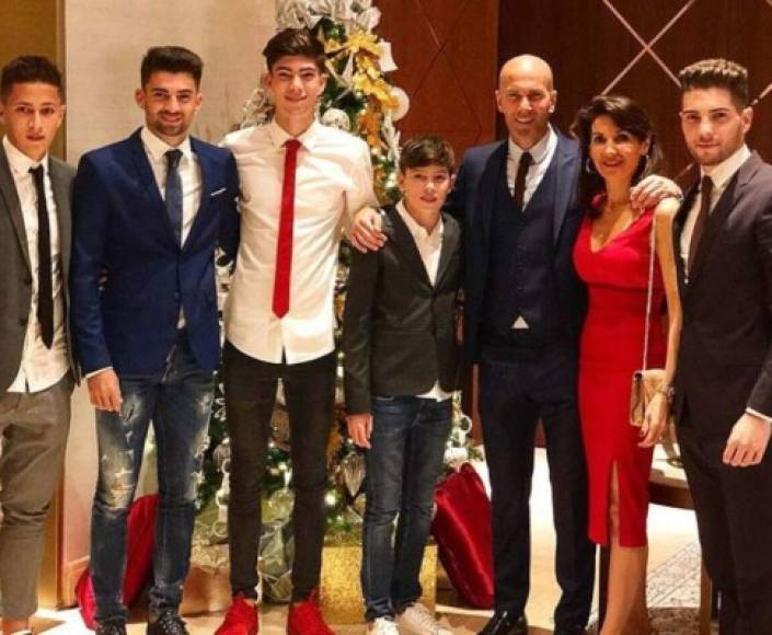 Zinedine Zidane y toda su saga futbolera, junto a su mujer.