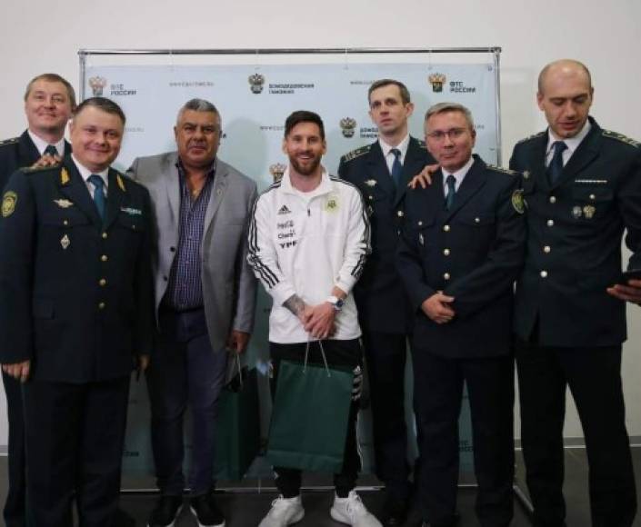 La tripulación del vuelo que trasladó a la Selección de Argentina a Rusia posó con Lionel Messi y Claudio Tapia, presidente de la AFA, tras el arribo a Moscú.