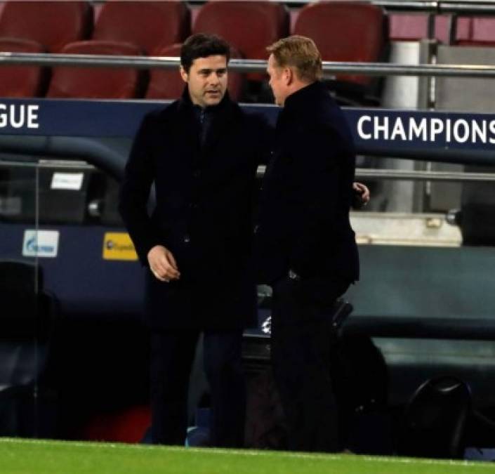 Ronald Koeman y Mauricio Pochettino se saludan muy amigablemente antes del inicio del partido.