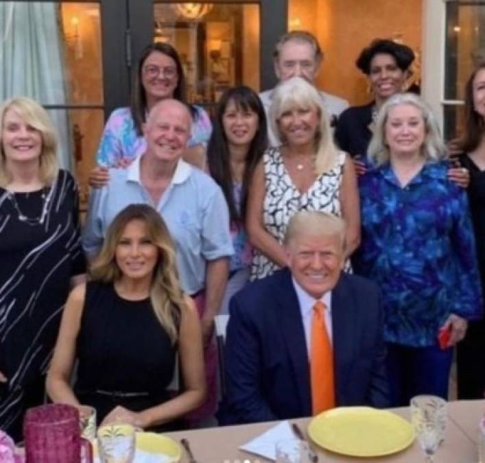 Melania salió al restaurante del exclusivo club para cenar con su esposo, el expresidente Donald Trump, acallando los rumores de que la pareja se encontraba al borde del divorcio.