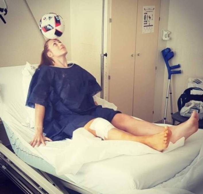 Aún estando en el hospital tras la complicación en su rodilla, la rubia no dejaba de realizar sus acrobacias con el balón.