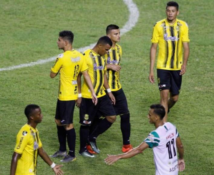 Jugadores del Real España consolaron a Rony Martínez, quien no tuvo una buena noche en el empate (2-2) contra el Platense.