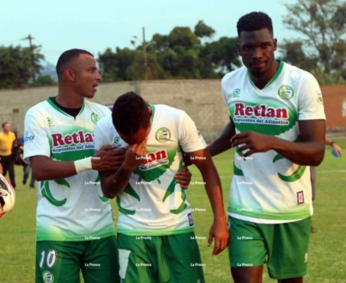 Los jugadores del Juticalpa FC no pudieron contener las lágrimas al final del partido que se consumó su descenso.