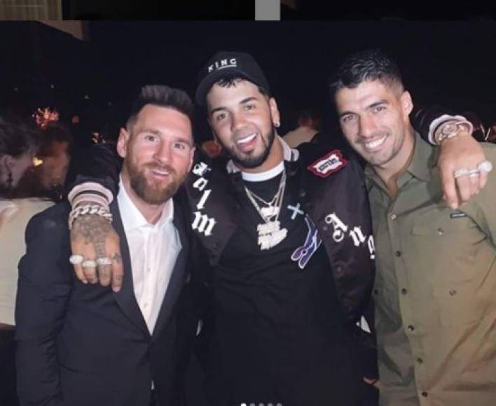 Anuel se codea con futbolistas de talla mundial, en esta foto se le junto a Messi y Luis Suárez.