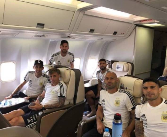 Parte de los jugadores de la selección argentina, dentro del avión que los llevó a Rusia. Foto Twitter