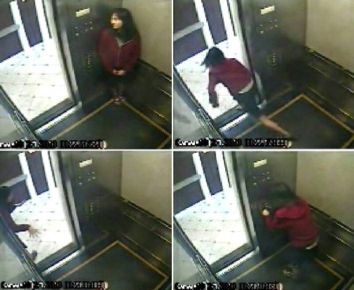 La joven se asoma constantemente por la puerta que da al pasillo del hotel, mirando a ambos lados, entra y sale del ascensor mientras hace extraños movimientos con los brazos.