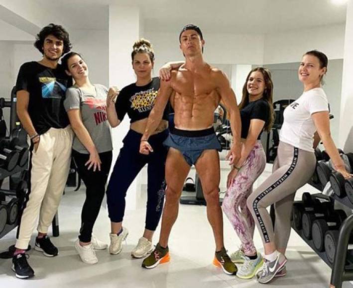 La hermana de Cristiano Ronaldo subió está fotografía en la que presumía los abdominales del crack luso.