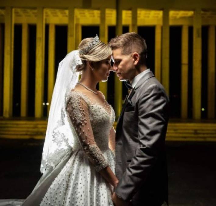 Una de las imágenes publicadas por la cantante chavista muestra a la pareja posando en el Patio de Honor de la Academia Militar de Venezuela, ubicada dentro del Fuerte Tiuna.