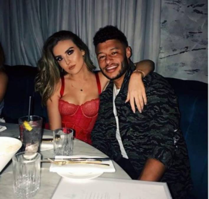 Alex Oxlade-Chamberlein ha comenzado recientemente una relación con Perrie Edwards, una cantante que se dio a conocer en el año 2011 siendo una de las concursantes de la edición británica de Factor X y que estuvo dos años casada con el miembro de One Direction Zayn Malik (entre los años 2013 y 2015).