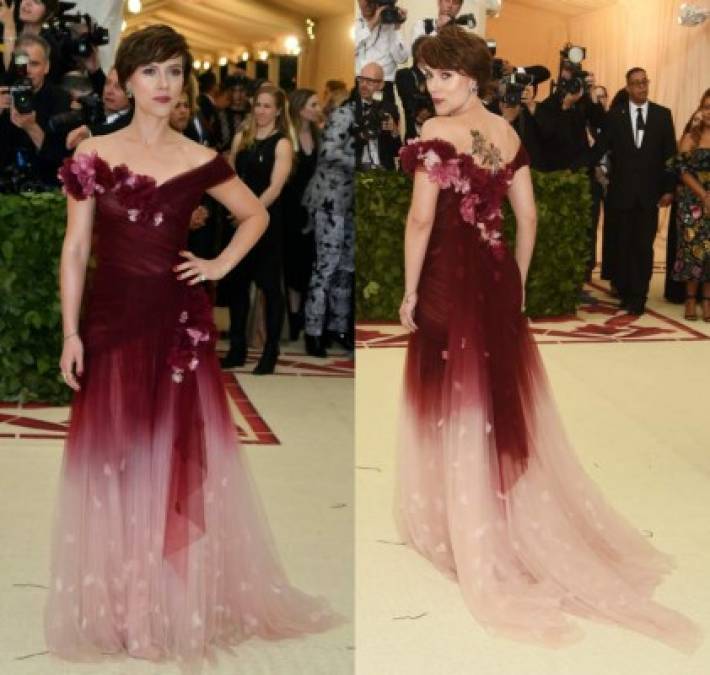 Scarlett Johansson usó un diseño de Marchesa. Un diseño y colores aptos para cualquier ocasión de etiqueta.<br/>