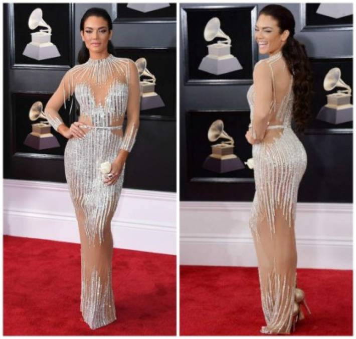 Zuleyka Rivera usó un diseño de Giannina Azzar, que consistía en un vestido largo plateado, con transparencias y con aplicaciones de cristal ubicadas estratégicamente, justo para permitir lucir al máximo su figura.