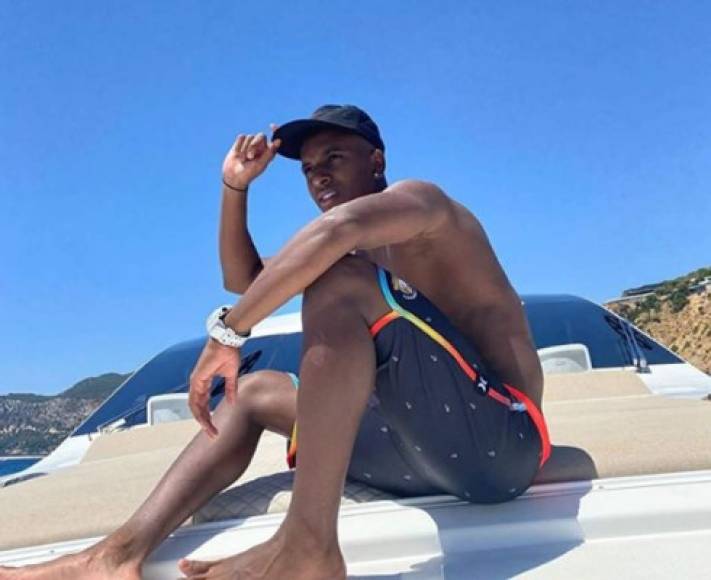 El brasileño Rodrygo Goes, del Real Madrid, en un barco pasando los días de vacaciones.