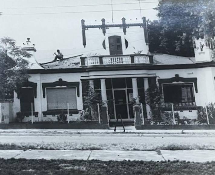 La casa de la familia Bermúdez, donde tiempo después funcionó una librería, se construyó entre 1927 y 1930 en la primera calle y 10 avenida. 