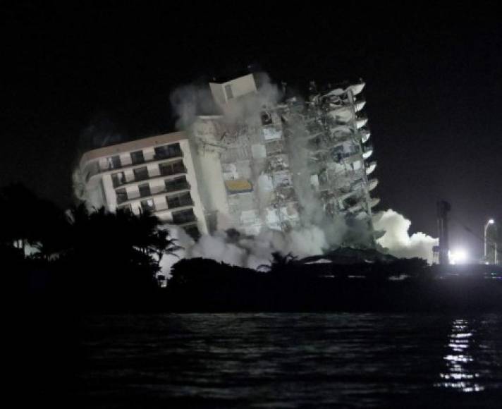 Champlain Towers South ya no existe. En el lugar del edificio erigido hace 40 años en el número 8855 de la avenida Collins, en Surfside (Miami-Dade), solo quedan escombros y mucho dolor por los muertos y desaparecidos en un derrumbe parcial al que siguió una demolición controlada la noche del domingo.