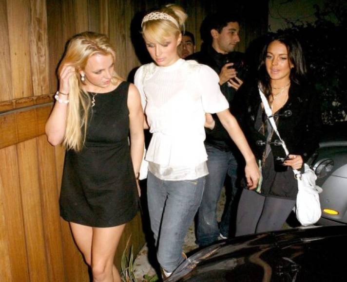 NOCHE DE DIVAS<br/>En 2006, imágenes de Hilton con Britney Spears y Lindsay Lohan, tres de las celebridades más populares y amantes de la fiesta en ese momento, le dieron la vuelta al mundo. Lo que parecería ser una 'noche de copas, una noche loca' de las tres, se volvió un suculento aperitivo para los paparazzi y los sitios de chismes. <br/>