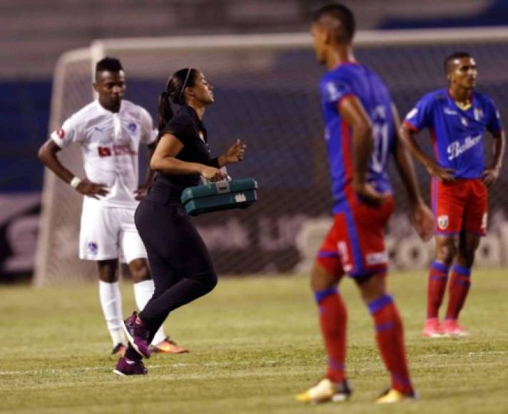 Así entraba Leslie Fareaux al campo para atender a los jugadores de su equipo.