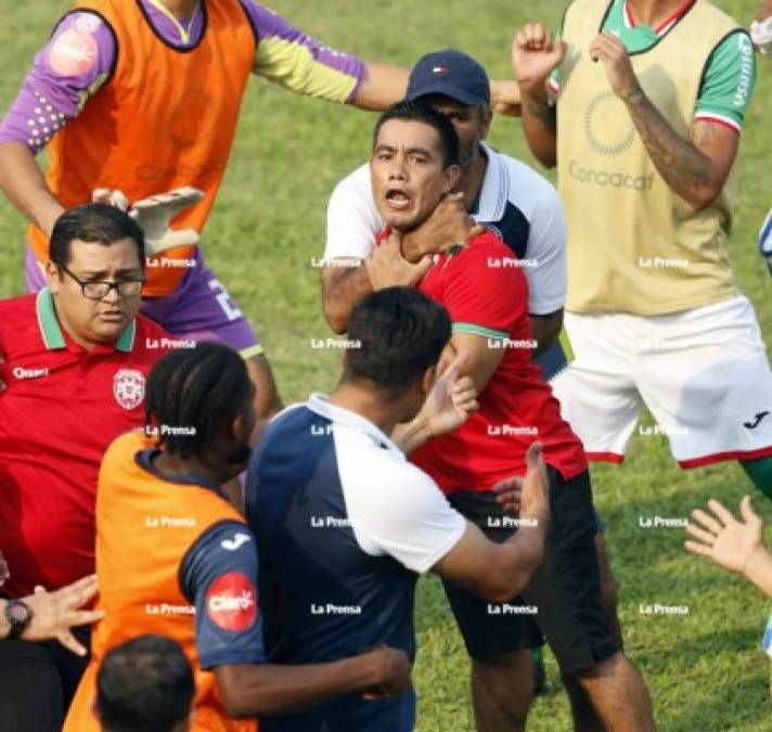 Ninrod Medina agarra del cuello a otro miembro del cuerpo técnico del Marathón.