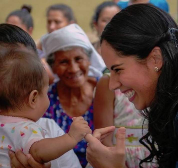 La primera dama es psicóloga prenatal y brinda terapias en su clínica privada a menores y sus padres.