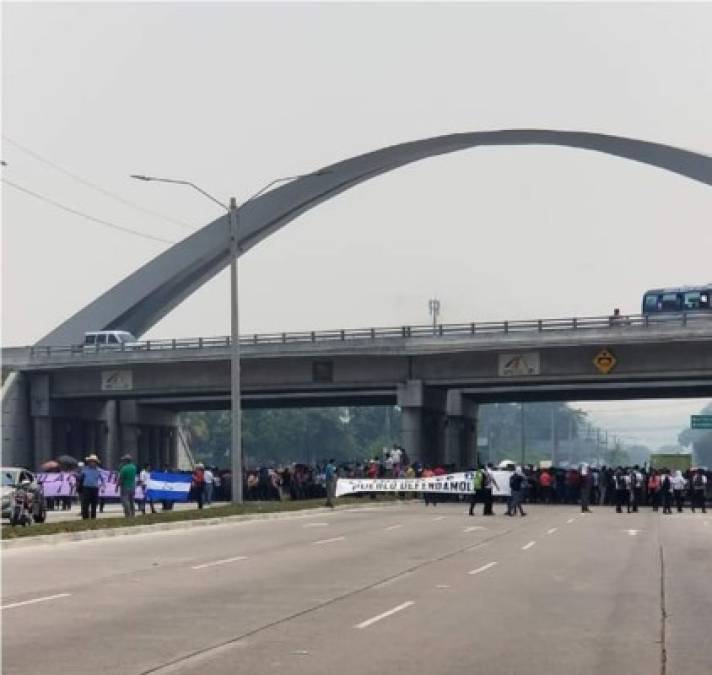 Centenares de profesores de la ciudad de San Pedro Sula se apostaron en el puente sobre el bulevar del norte que conduce a Choloma. Con banderas en manos, los maestros gritaban consignas de protestas.