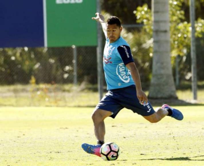 Roger Espinoza:Hará dupla en el centro del campo junto a Jorge Claros.