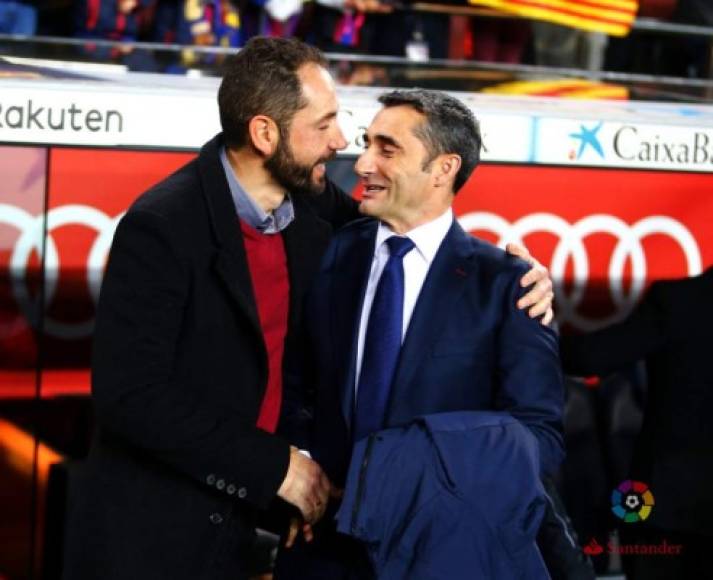 Pablo Machín, entrenador del Girona FC, saludando al técnico del Barcelona, Ernesto Valverde.