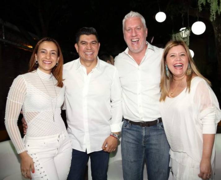 Paola y Rony Mendoza junto con Chris y Sussette Mueller.