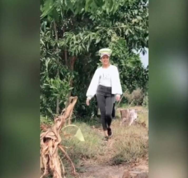 H'Hen Nie tuvo una niñez y adolescencia marcada por la pobreza y desigualdad, sin embargo, nunca dejó sus sueños, y hasta en el campo practicaba como caminar en una pasarela.