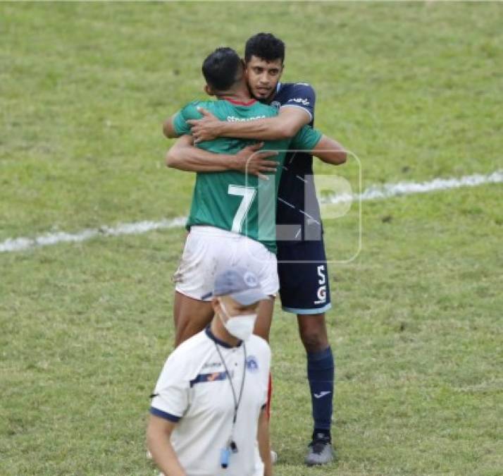 Emilio Izaguirre recibió el respeto y cariño de sus excompañeros. En la imagen se abraza con Marcelo Pereira.