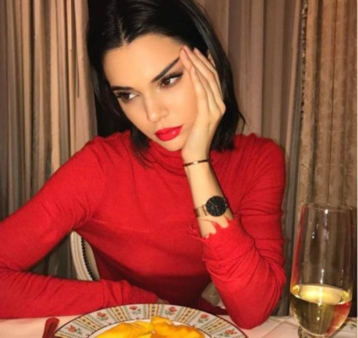 Kendall Jenner fue víctima de un robo de joyería valuada en 200 mil dólares. La modelo reportó que en la madrugada del jueves alguien entró a su casa en Hollywood Hills sin permiso y se robó los artículos.