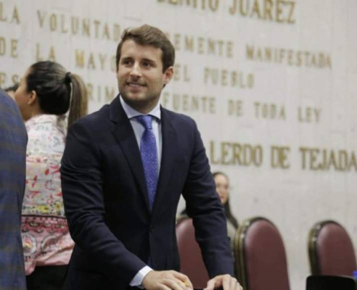 Bingen proviene de una familia de políticos. Su padre, Julen Rementería, es el ex secretario de Obras Públicas de Veracruz y actual senador por el PAN.