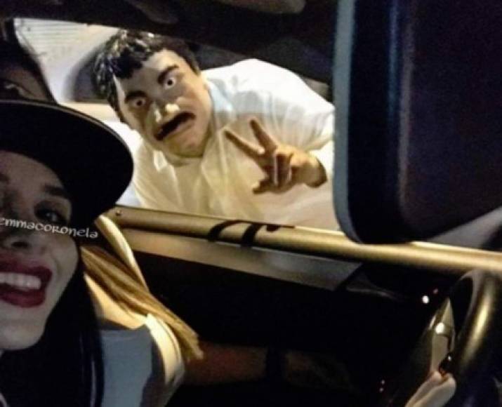 Una nueva imagen de Emma posando en una 'selfie' con un hombre disfrazado del Chapo causó controversia en redes sociales.