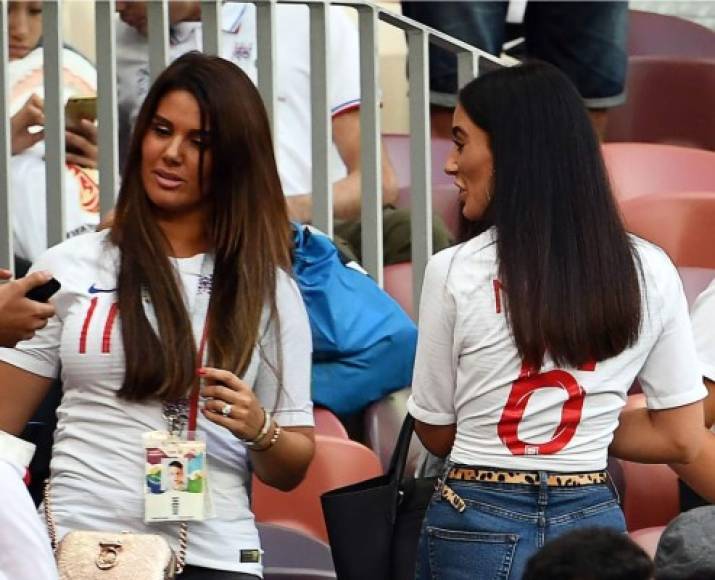 Fern Hawkins (derecha), esposa del defensa de Inglaterra, Harry Maguire, junto a Rebekah Vardy, esposa del delantero inglés Jaime Vardy.