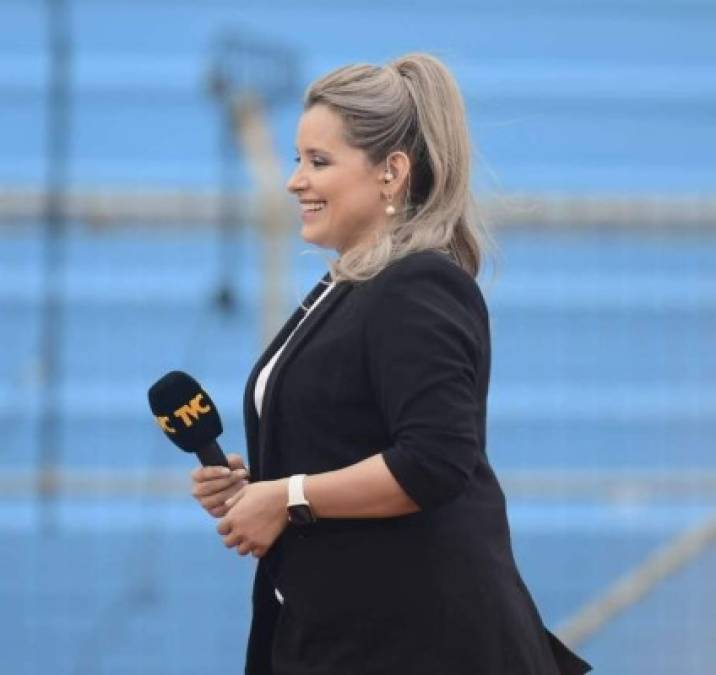 La bella Tanya Rodríguez, sonriente durante la cobertura del partido de Honduras ante Estados Unidos. Ella también trabaja en el programa 'Las Dueñas del Balón' de Televicentro.