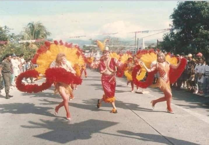 La Ceiba cumple 52 años de festejar su Gran Carnaval Internacional, antes de esa fecha solo se celebraba la feria Isidra en honor al patrón San Isidro labrador. Una de las carrozas más esperadas es la Fantasía. La de la imagen es una presentación en sus inicios del carnaval ceibeño. 