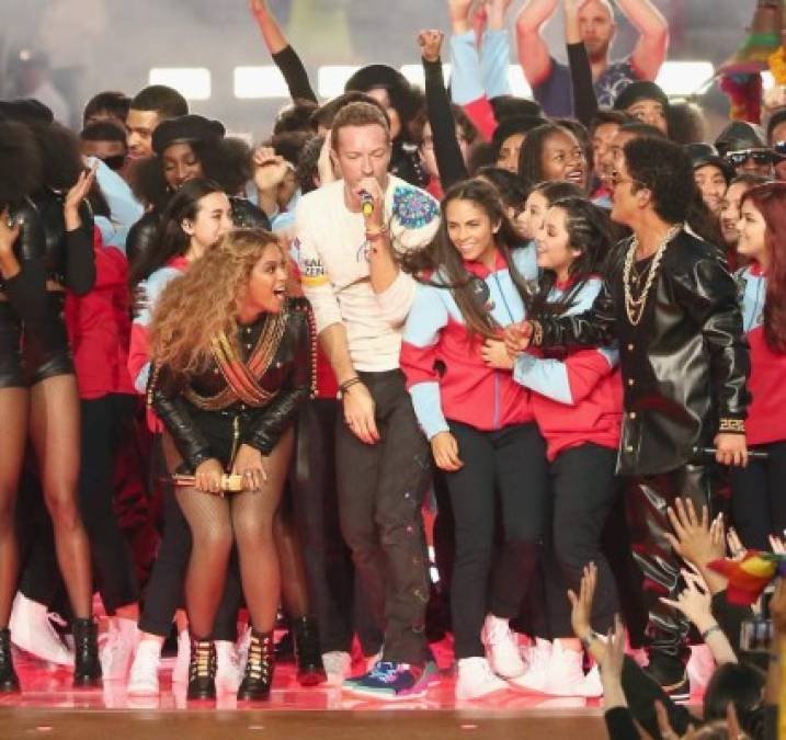 Beyonce, Chris Martin de Coldplay y Bruno Mars en el espectáculo de medio tiempo del Super Bowl.