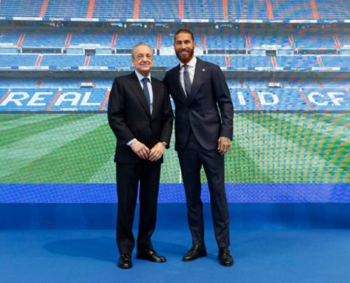 Florentino Pérez y Sergio Ramos, posando en el acto de despedida del Real Madrid.