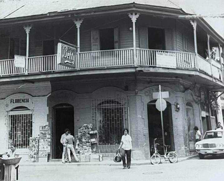 Calzado Betty se ubicaba en una casa de dos plantas con pórtico en barrio El Centro, 4 calle. 