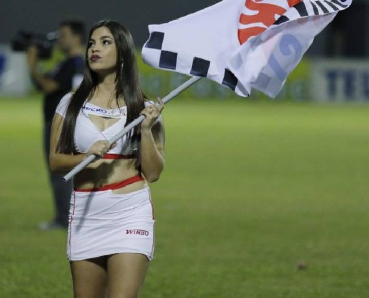 ¿Por qué tan seria? Esta chica engalanó el derbi sampedrano.