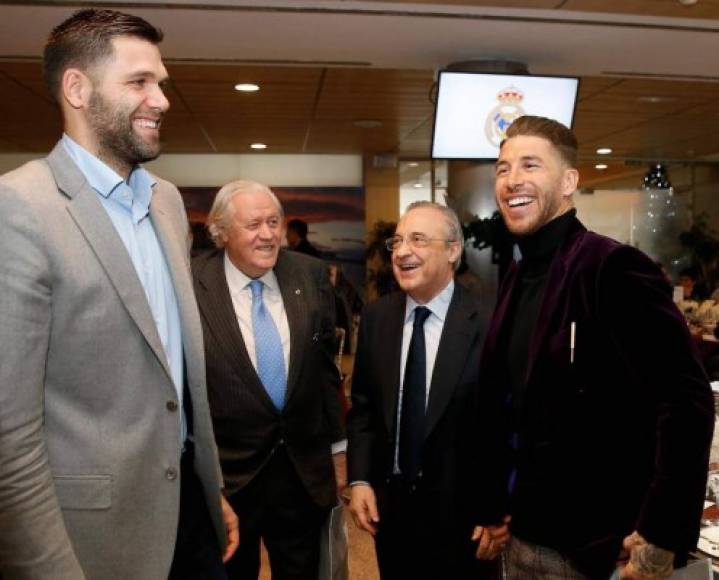 Sergio Ramos y Felipe Reyes, capitanes de fútbol y baloncesto del Real Madrid, junto a Florentino Pérez.