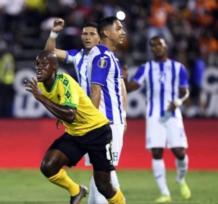 Dever Orgill corre a celebrar su primer gol del partido ante el lamento de los hondureños.