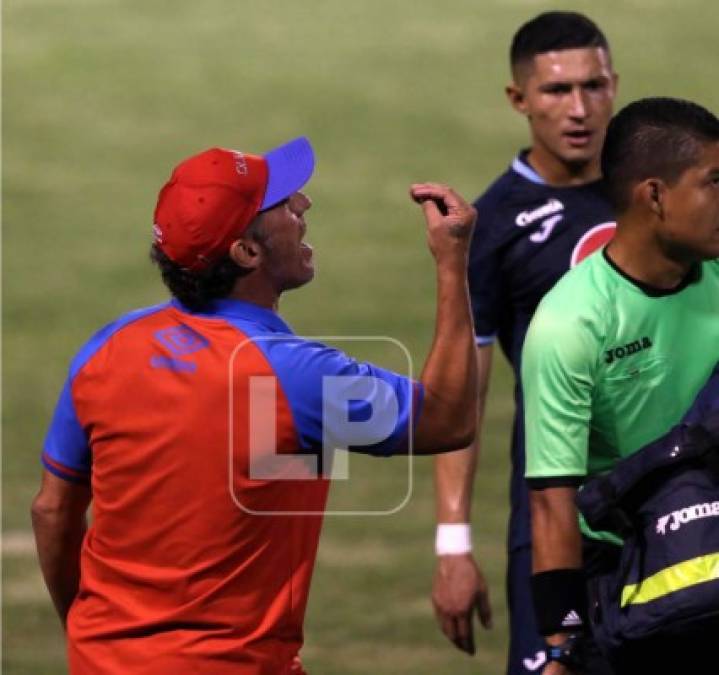 El gesto que le hizo Pedro Troglio al delantero argentino Gonzalo Klusener del Motagua durante el partido.