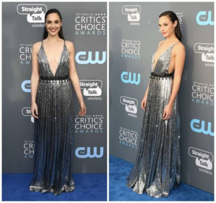 Gal Gadot se miró impresionante en un vestido plateado metálico de Prada. La estrella de Wonder Woman lucío un escote profundo en el pecho y espalda que la hacía ver sexy y chic.