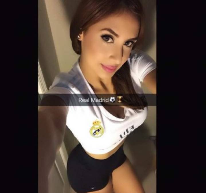 La chica Escalón posando con la camiseta del Real Madrid.