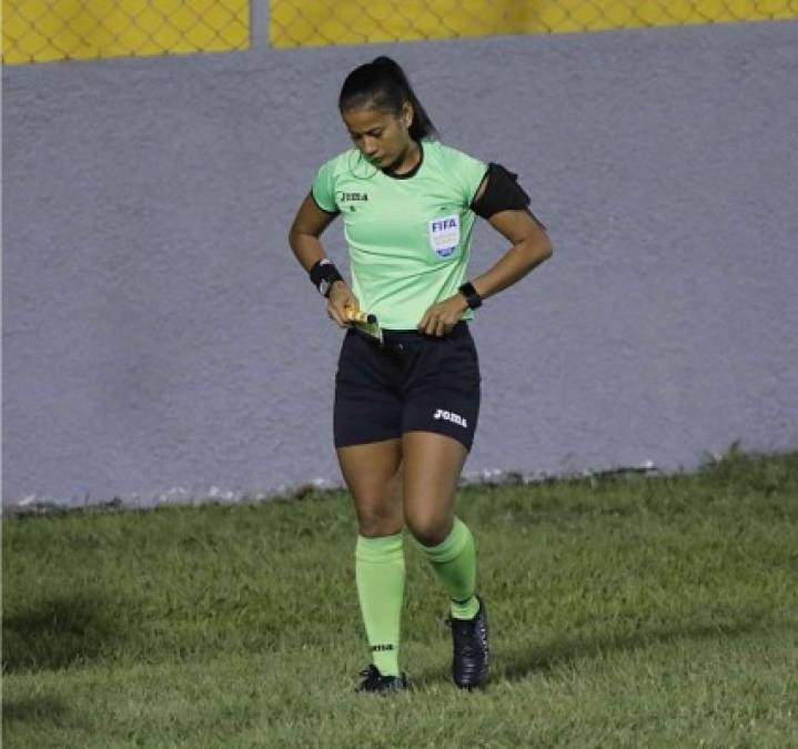 Lesly Gutiérrez es la tercera mujer en debutar como árbitro asistente en este Torneo Apertura 2020 de la Liga Nacional de Honduras, tras Merlin Soto y Lourdes Noriega. Foto Neptalí Romero