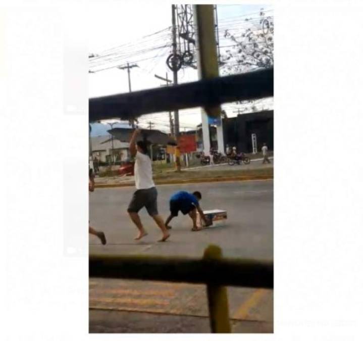 Niños, jóvenes y personas de diversas edades ingresaron por la fuerza a las tiendas que se encuentran en el bulevar salida a La Lima. <br/><br/>Muchos de ellos lograron llevarse toda clase de electrodomésticos desde ventiladores hasta televisores. <br/>