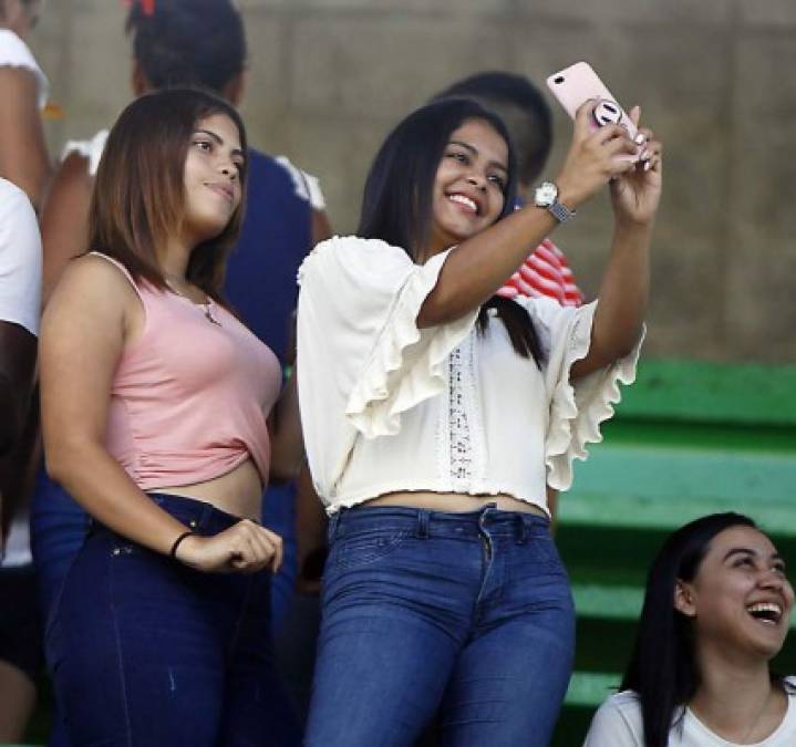 Una selfie de estas aficionadas antes del inicio del partido en el Excélsior.