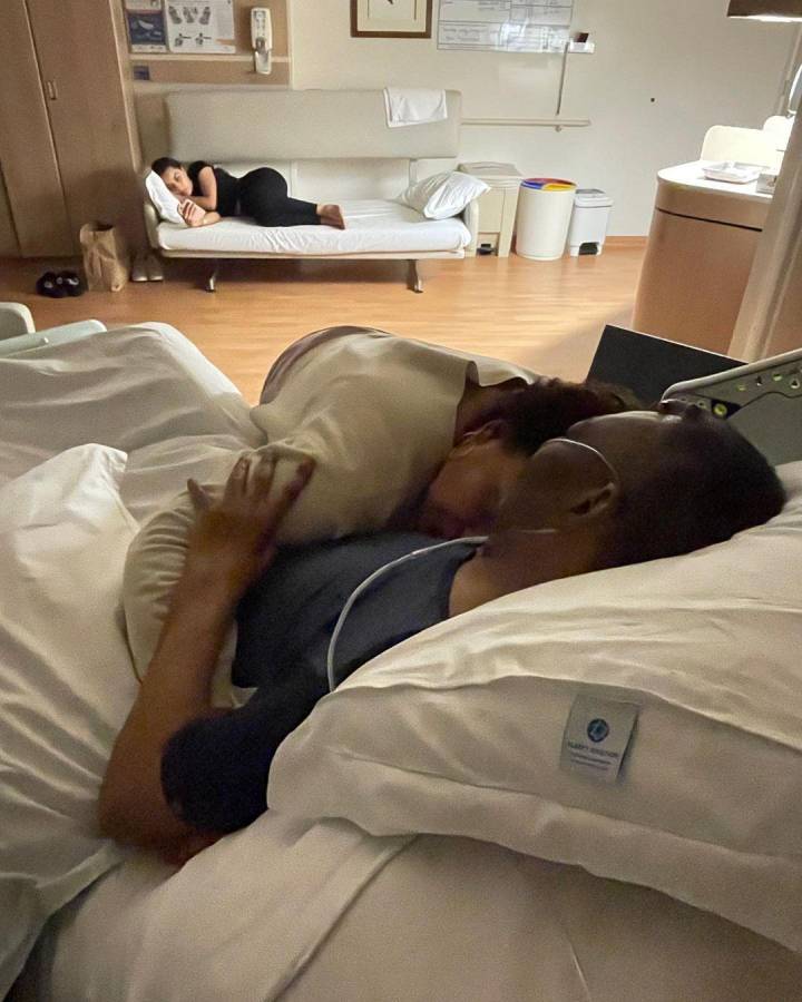 Kely, una de las hijas de Pelé, compartió esta imagen en donde aparece abrazando al exgoleador brasileño.