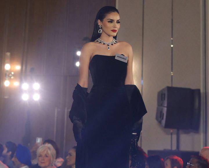 Yelsin Almendares derrochó glamur y elegancia al desfilar con este precioso vestido negro. 