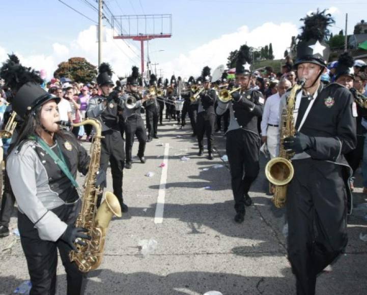 Como ya es una tradición en los desfiles del 15 de septiembre, la banda del instituto Central Vicente Cáceres es la más esperada. Este año ganó como la más ovacionada.